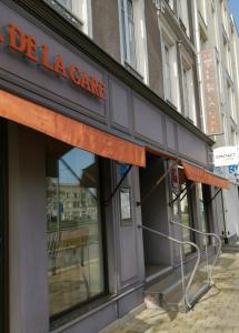 a store front of a la cafe on a city street at Hotel de la Gare Troyes Centre in Troyes