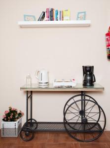 a table with a wheel under a shelf at El Nogal Home in Málaga