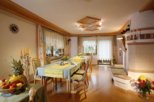 a dining room with a table and chairs in a room at Gästehaus Gerda in Bad Peterstal-Griesbach