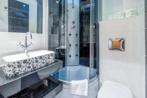 Ένα μπάνιο στο RoomService