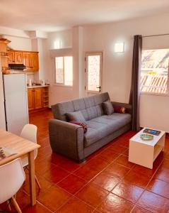 a living room with a couch and a table at Apartamento La Real 1 in La Aldea de San Nicolas