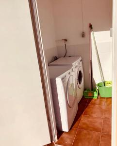 a washer and dryer in a room with at Apartamento La Real 1 in La Aldea de San Nicolas