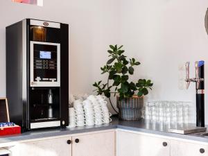 Set per la preparazione di tè e caffè presso Norrland YMCA Hostel Umeå