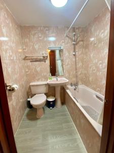 uma casa de banho com um lavatório, um WC e uma banheira em Mount Pleasant Hotel em Oxford