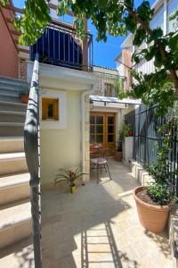 a house with a courtyard with a patio at La Corte di Kate-2 in Biograd na Moru