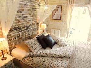 ein Bett mit Kissen darauf im Schlafzimmer in der Unterkunft Villa Palmer I Beachhouse in Paguera
