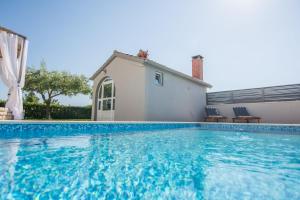 Bazén v ubytovaní House Moonstone alebo v jeho blízkosti