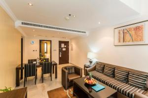 ein Wohnzimmer mit einem Sofa und einem Tisch in der Unterkunft City Stay Residences - Serviced Apartments Al Barsha in Dubai
