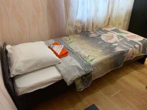 KachkanarにあるАпартаменты от Гостиницы Центральная Качканарの小さなベッド(枕2つ付)