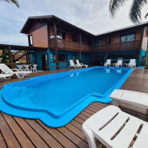 uma piscina no convés de uma casa em Pousada Doce Mar em Guarda do Embaú