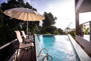 Swimming pool sa o malapit sa Peponi SelfCatering Apartments