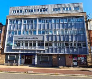 un edificio con un cartello sulla parte anteriore di Sangha House a Leicester