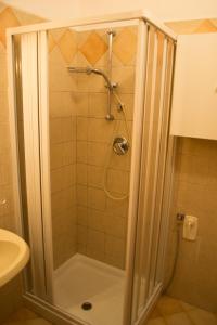 una doccia con una porta in vetro in un bagno di Casa Mare Naxos Flat - Home Holiday a Giardini Naxos