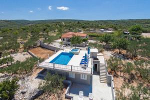 - une vue aérienne sur une maison avec une piscine dans l'établissement Villa Agape, à Mirce