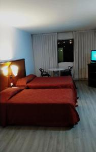 Habitación de hotel con 2 camas y TV en Cristal Palace Hotel en Buenos Aires