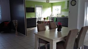 cocina y comedor con mesa y sillas en "L'ESCALE" près Bordeaux, en Langon