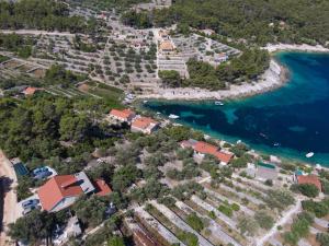 een luchtzicht op een resort in de buurt van de oceaan bij Olive's Garden House in Vela Luka