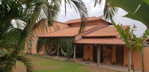une maison avec un palmier devant dans l'établissement Pousada Conquista do Paraíso, à Alto Paraíso de Goiás 18 autres photos