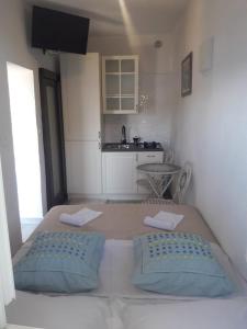 Posteľ alebo postele v izbe v ubytovaní Robinson Medvidina Small room