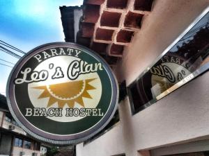 a restaurant sign on the side of a building at Leo's Clan Beach Hostel in Paraty