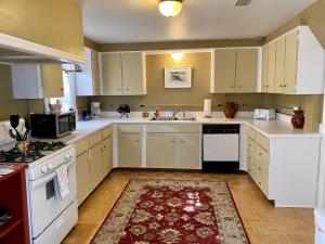 A kitchen or kitchenette at The Inn at Lincoln Square