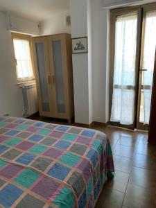 クロトーネにあるAppartamento vicino mareの窓付きの部屋にベッド付きのベッドルーム1室があります。
