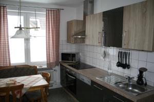 eine Küche mit Spüle und Arbeitsplatte in der Unterkunft Frey - Ferienhaus über zwei Etagen mit Terrasse in Eggebek