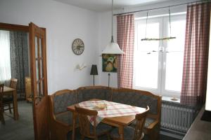 ein Wohnzimmer mit Sofa und Tisch in der Unterkunft Frey - Ferienhaus über zwei Etagen mit Terrasse in Eggebek
