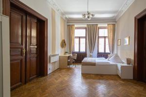 ein Schlafzimmer mit einem Bett und einem Schreibtisch. in der Unterkunft For celebrations spacious 3BDR apartment with balcony in Prag