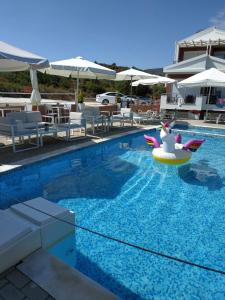 a swimming pool with a inflatable unicorn in a swimming pool at De Sol in Limenaria