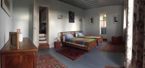1 dormitorio con 1 cama y 1 sofá en una habitación en Gîte La Petite Maison, en Étretat