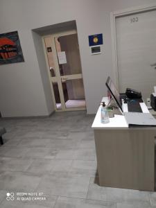 ローマにあるGarden's Elideのデスク、パソコン、ドア付