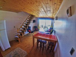 um quarto com uma mesa e cadeiras e uma escada em Mar de Lobos em Matanzas