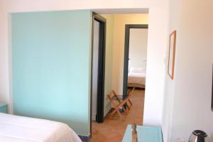 Postel nebo postele na pokoji v ubytování BUE MARINO Hotel & Roof Lounge