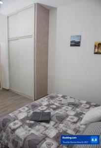 sypialnia z łóżkiem z kołdrą w obiekcie domus bianchi w mieście Napoli