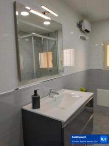 W łazience znajduje się umywalka i lustro. w obiekcie domus bianchi w mieście Napoli