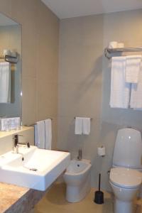 カニコにあるヴィラ ヴェンチュラの洗面台とトイレを備えた白いバスルーム