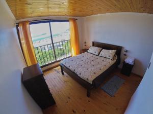 1 dormitorio con cama y ventana grande en Mar de Lobos en Matanzas