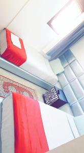 un montón de corbatas sentadas en la parte superior de una habitación en Hotel Soukina, en Dakhla