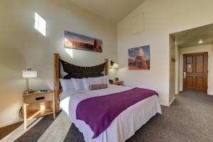 sypialnia z dużym łóżkiem i fioletowym kocem w obiekcie The Gonzo Inn w mieście Moab