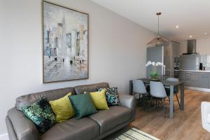A seating area at Custom House Apartments