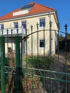 a green fence in front of a house at Am Kittken in Altenberge