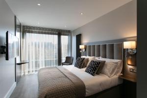 מיטה או מיטות בחדר ב-Custom House Apartments