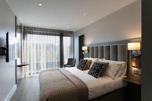 Ένα ή περισσότερα κρεβάτια σε δωμάτιο στο Custom House Apartments