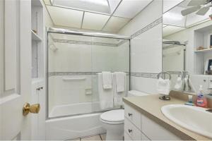 Ванная комната в Siesta Key Escape Ground Floor Steps to Heated Pool and Free Trolley