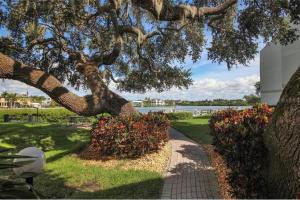Сад в Siesta Key Escape Ground Floor Steps to Heated Pool and Free Trolley