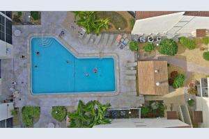 Бассейн в Siesta Key Escape Ground Floor Steps to Heated Pool and Free Trolley или поблизости