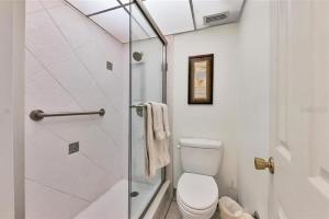 Ванная комната в Siesta Key Escape Ground Floor Steps to Heated Pool and Free Trolley