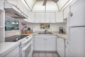 Кухня или мини-кухня в Siesta Key Escape Ground Floor Steps to Heated Pool and Free Trolley

