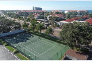 Теннис и/или сквош на территории Siesta Key Escape Ground Floor Steps to Heated Pool and Free Trolley или поблизости